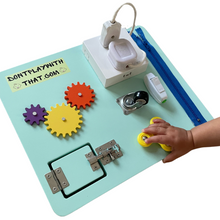 Cargar imagen en el visor de la galería, Abeja ocupada